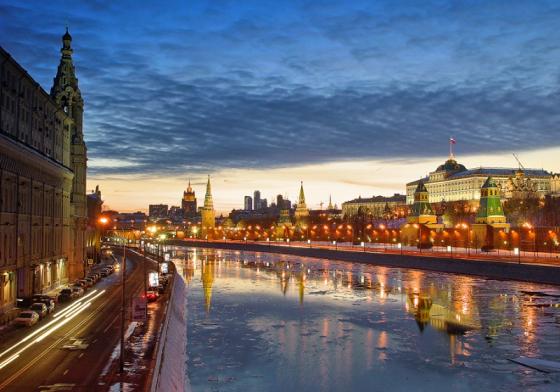 Uno splendido scorcio della primavera della capitale russa, sulle rive del Moscova