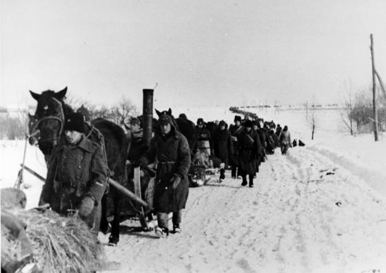 La ritirata degli alpini italiani nel 1943, dopo la disastrosa Campagna di Russia. Meglio non scherzare col freddo da quelle parti