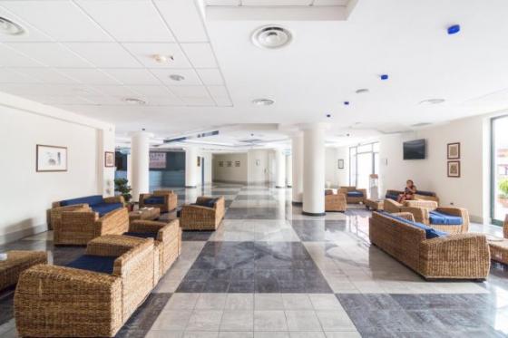 La hall del Nelema Village Resort