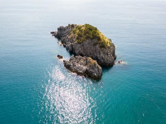 Lo Scoglio dello Scorzone visto dall'alto